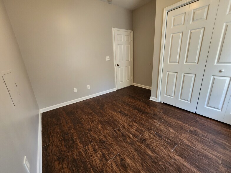 Building Photo - Room in Duplex on Hall St NW