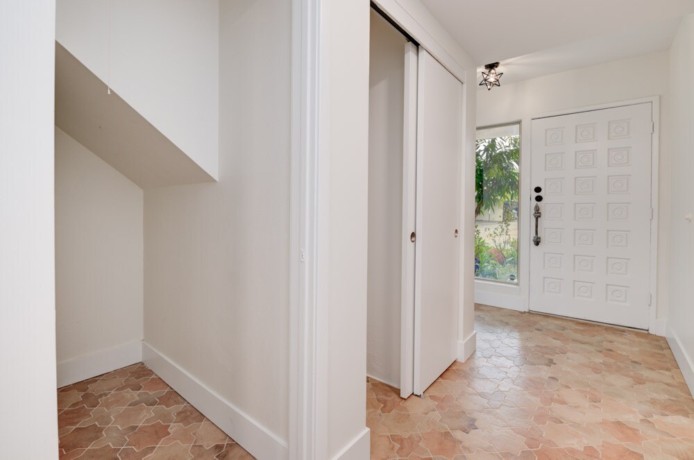 Building Photo - 4373 Loma Riviera Ct