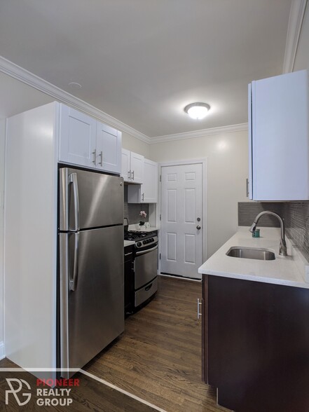 Building Photo - 3814 N Greenview Ave