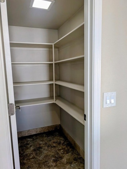 Building Photo - 1016 W Manhatton Dr