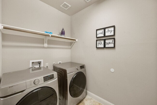 Building Photo - Fully Furnished Home in South Grand Prairi...