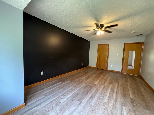 Building Photo - 705 Lake Ave