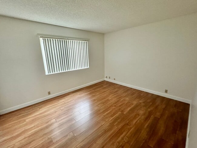 Building Photo - Spacious Single Story Upgraded Home