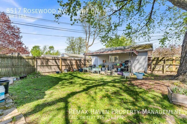 Building Photo - 8517 Rosewood Ave