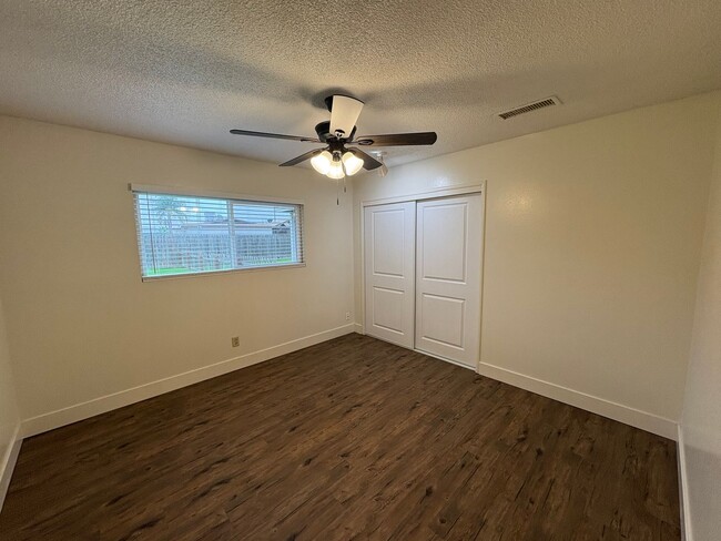 Building Photo - Spacious SE Tulare Home Near Shopping Cent...