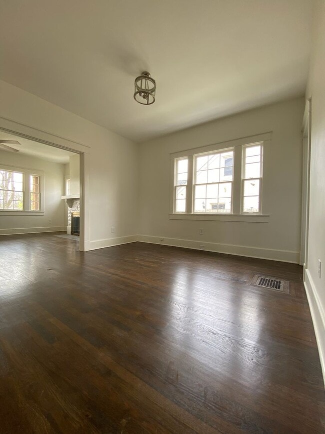 Building Photo - Charming 5 Bed, 3 Bath Home in the Heart o...