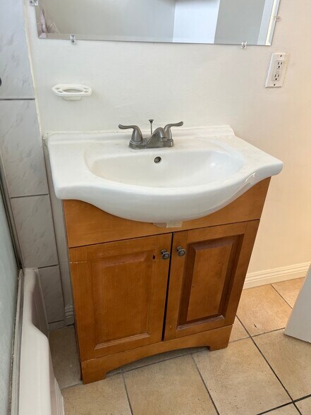 Building Photo - 5644 1/2 Kester Ave