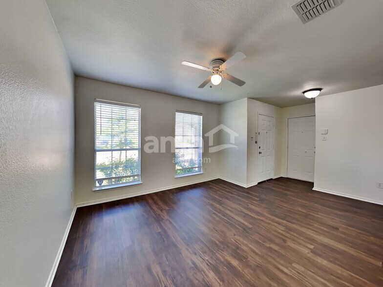 Building Photo - 617 Overton Dr