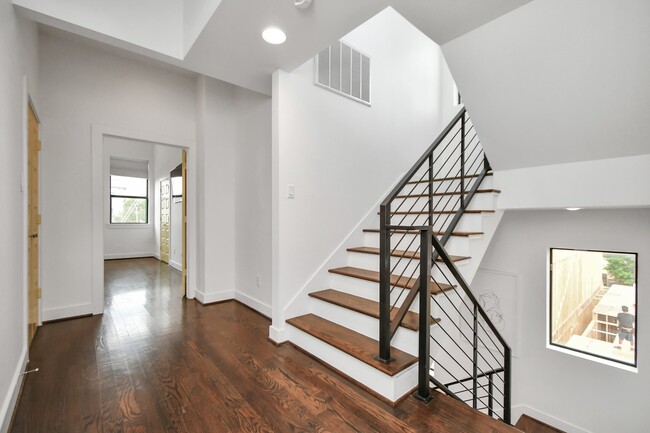 Building Photo - 1705 Dunlavy St