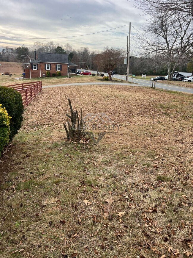 Building Photo - 1244 Mountain View Rd