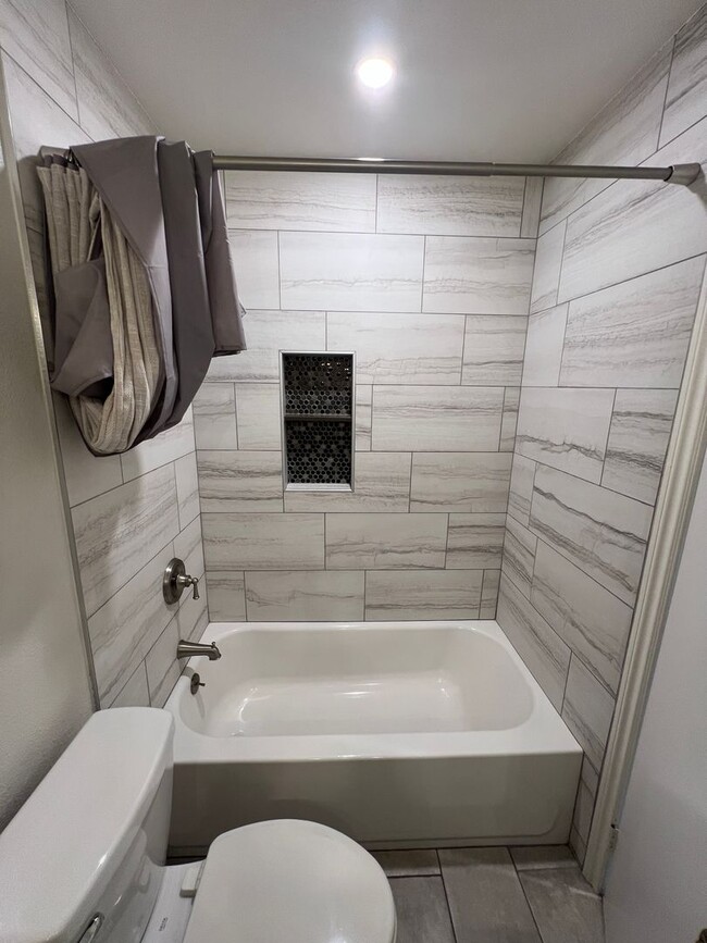 Building Photo - Updated Townhome in Ventura