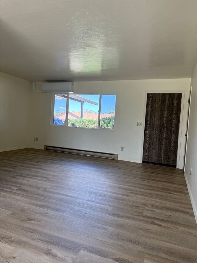 Building Photo - 3 Bedroom, 2 bath home located in the hear...