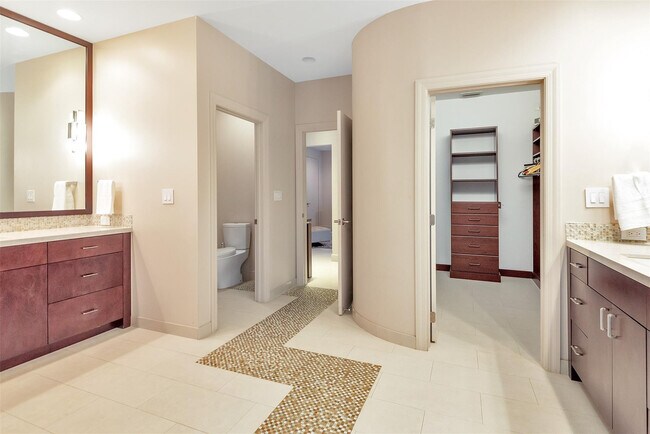 Building Photo - 3050 NE 43rd St