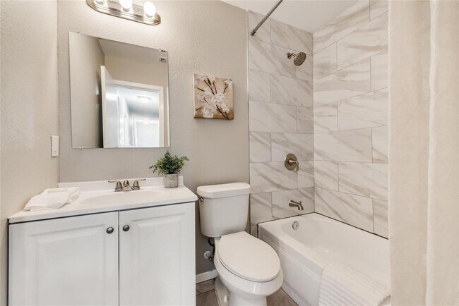 Building Photo - 4221 Fernwood Dr