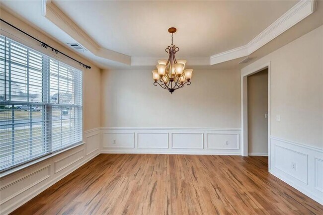 Building Photo - 520 Midhurst Pl