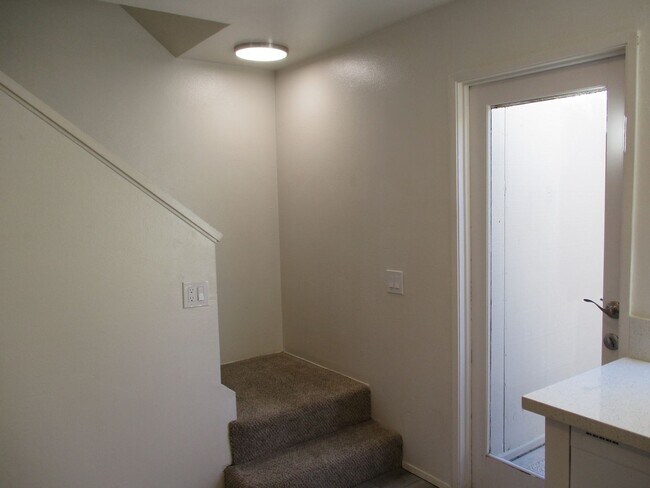 Building Photo - Woodlands in La Jolla  2 bedroom 1 bath to...