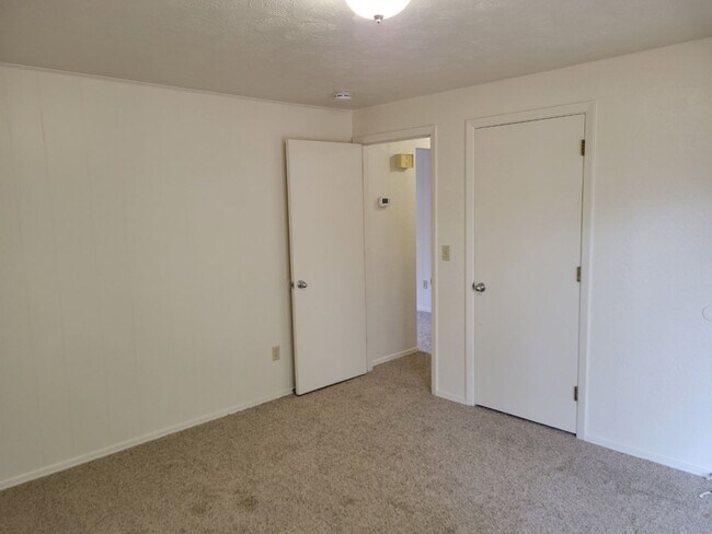 Building Photo - Rent Special: 1/2 Off June's Rent!! Ground Level 1 Bedroom 1 Bath W/ AC