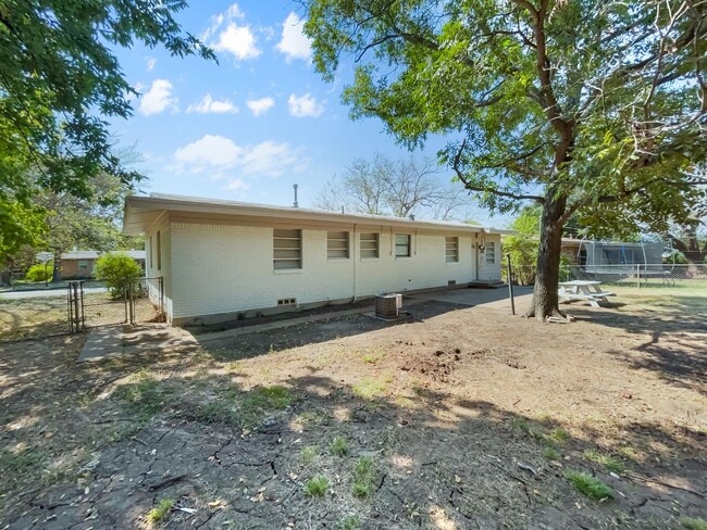 Building Photo - Charming 3-Bedroom Home in Desirable Fort Worth Neighborhood