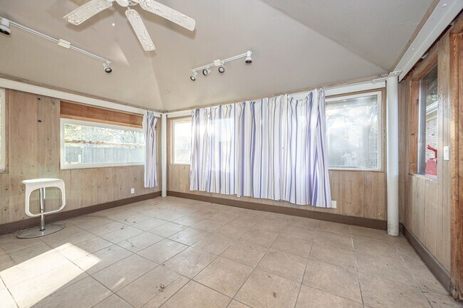 Building Photo - 3 Bedroom 2 Bath Back Bay Luxury Rental Home