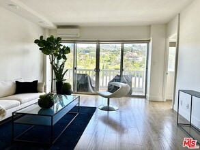 Building Photo - 999 N Doheny Dr