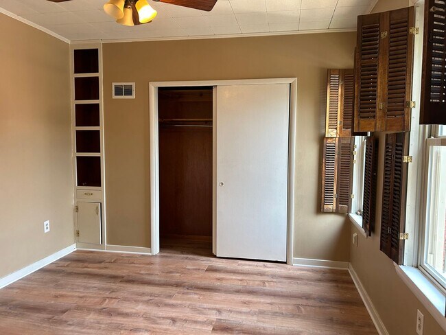 Building Photo - Beautiful 3 Bedroom, 1.5 Bath *2 Car Detac...