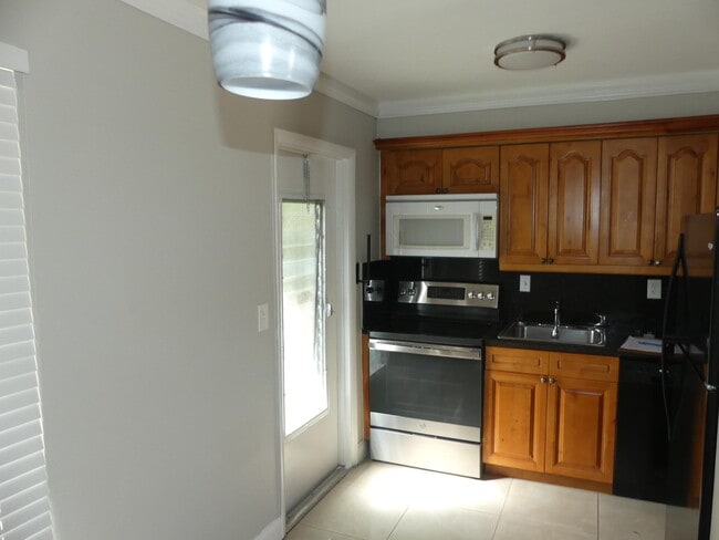 Building Photo - 2247 Taylor St