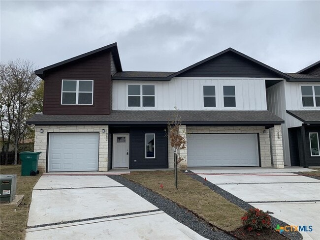 Building Photo - 1862 Royal Loop