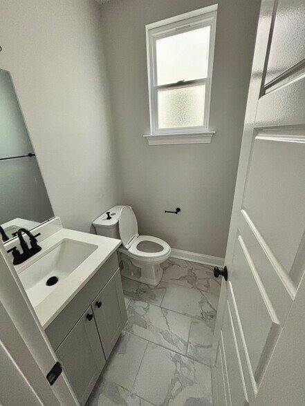 Guest Bathroom - 1941 Casa Calvo St