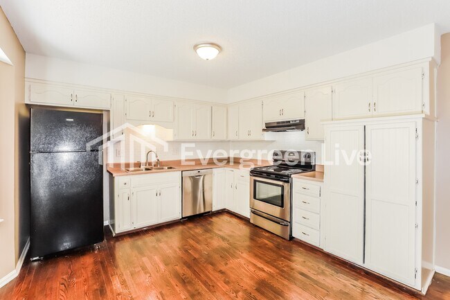 Building Photo - 1221 Milwaukee St