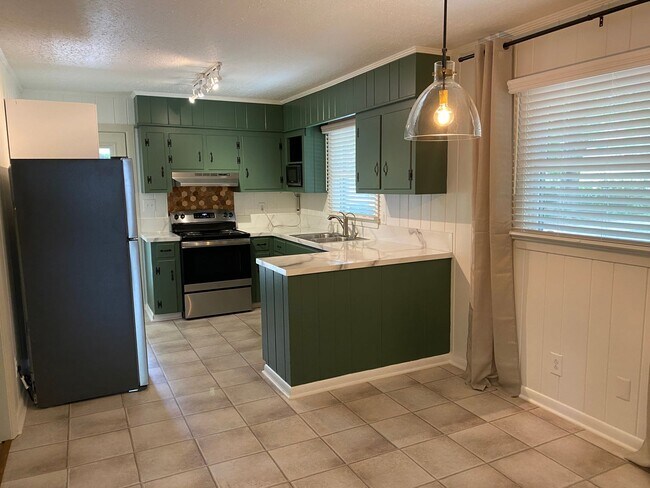 Building Photo - AVAILABLE TO SHOW!