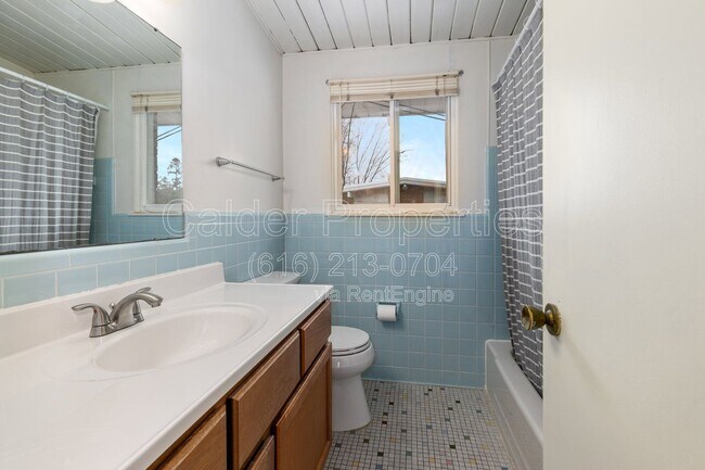 Building Photo - 841 Houseman Ave NE