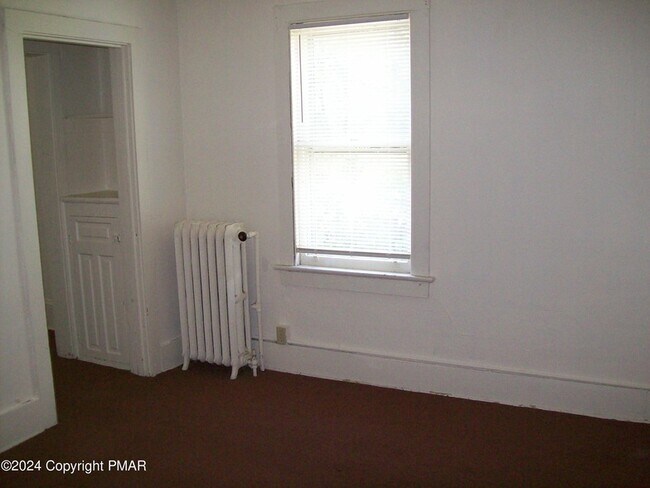 Building Photo - 519 Sarah St