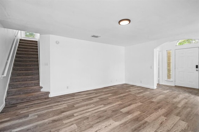 Building Photo - 176 Oak River Dr
