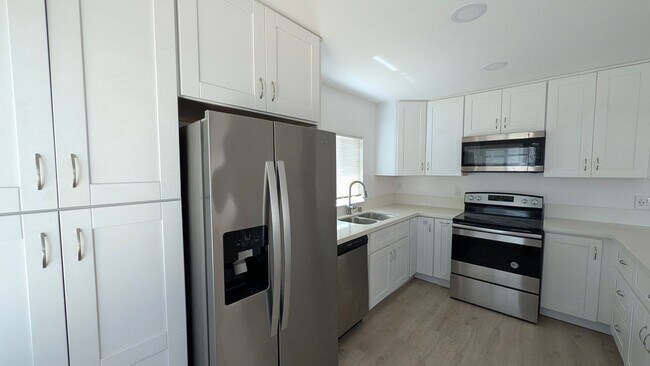 Building Photo - Charming 2-bedroom, 1-bath home in Imperial Beach just two blocks from the beach