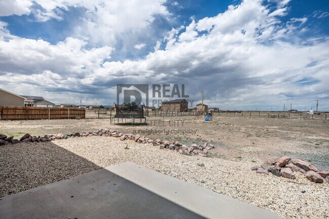 Building Photo - 947 E Kirkwood Dr