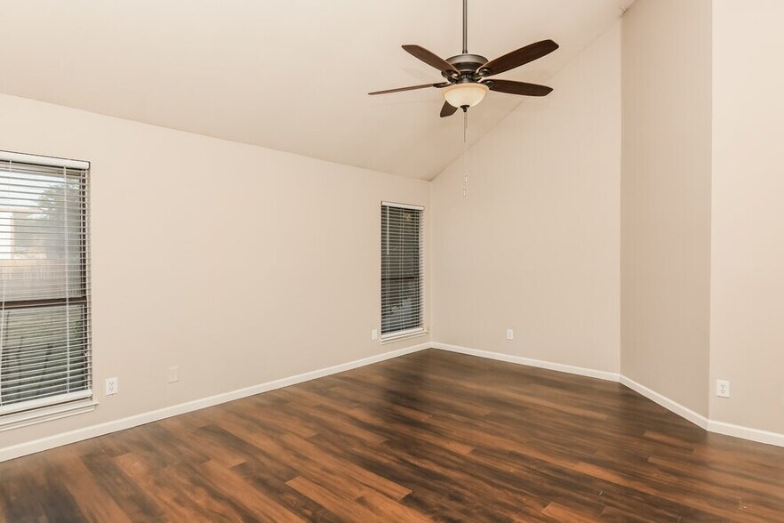 Building Photo - 1225 Cozby St W