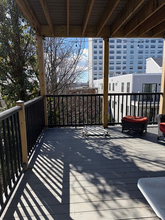 Building Photo - 415 E 7th St