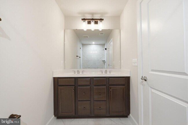 Building Photo - 211 Phoenix Dr