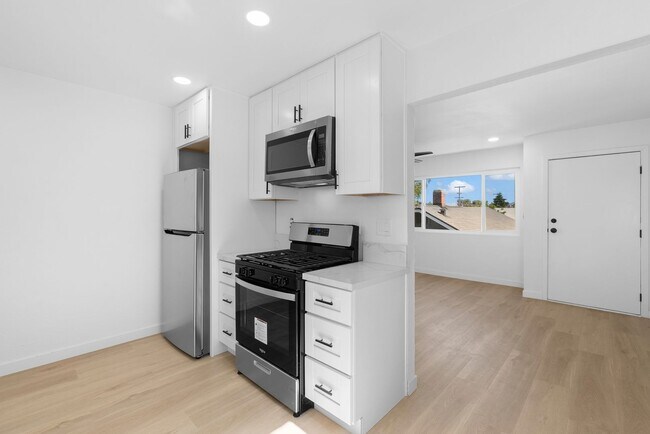 Building Photo - 4082-4084 Chamoune