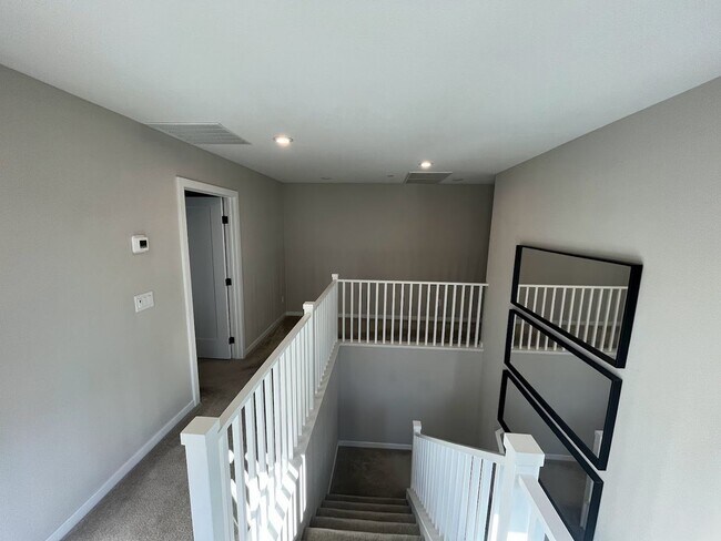 Building Photo - Beautiful 3 Bedroom Townhome in the Southw...