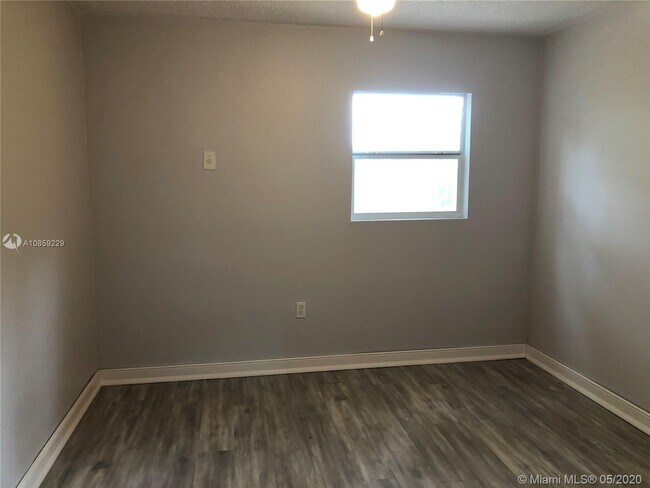 Building Photo - 2620 SW 32nd Ave