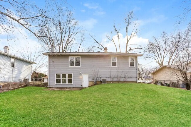 Building Photo - 136 Mayfield Dr
