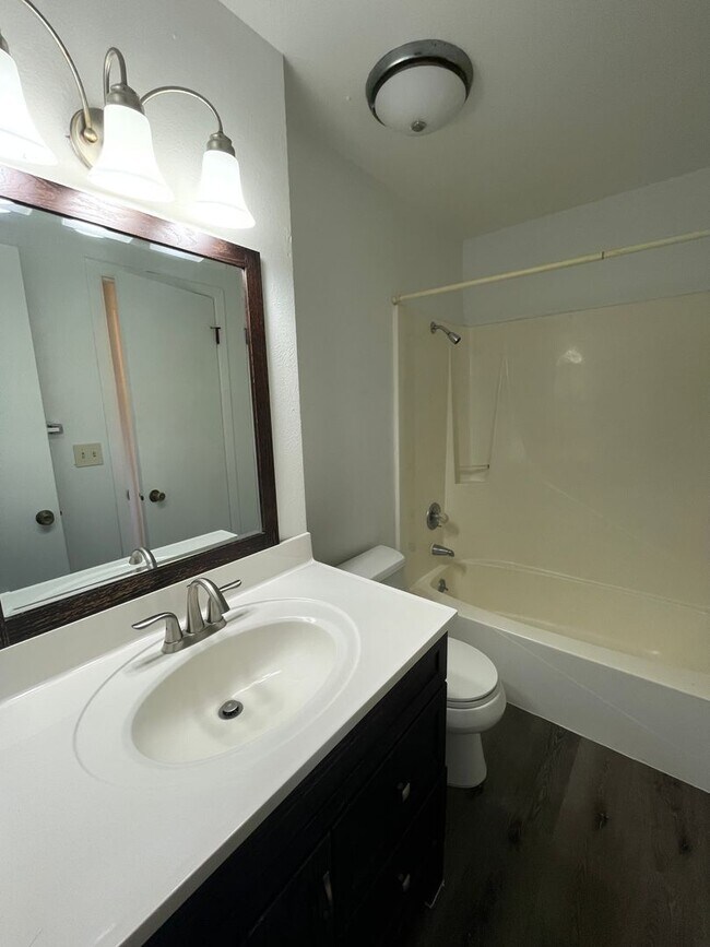 Building Photo - Updated 2B/2B 3rd floor Condo on Manhattan