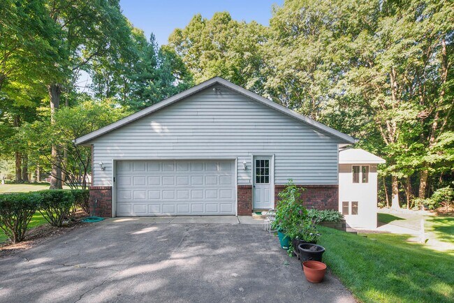 Building Photo - Beautiful 3BD/2.5BA Ranch in Park-like Setting