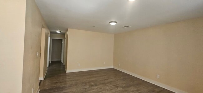 Building Photo - 85(1631)