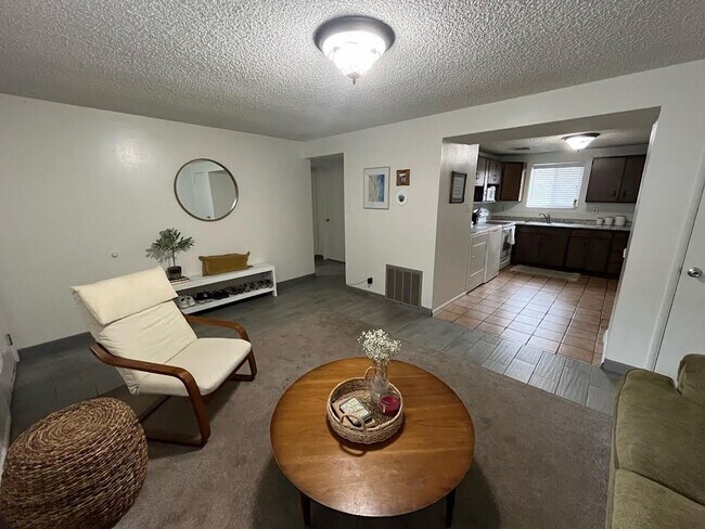 Building Photo - Remodeled 2 Bed 1 Bath, Apartment in Provo