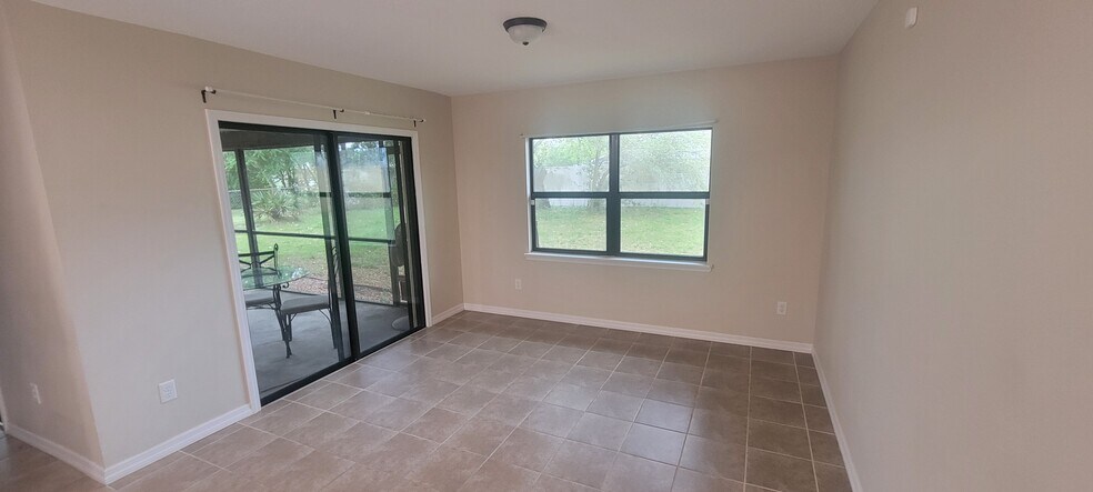 Family room - 2185 N Normandy Blvd