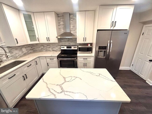 Building Photo - 809 Morris St