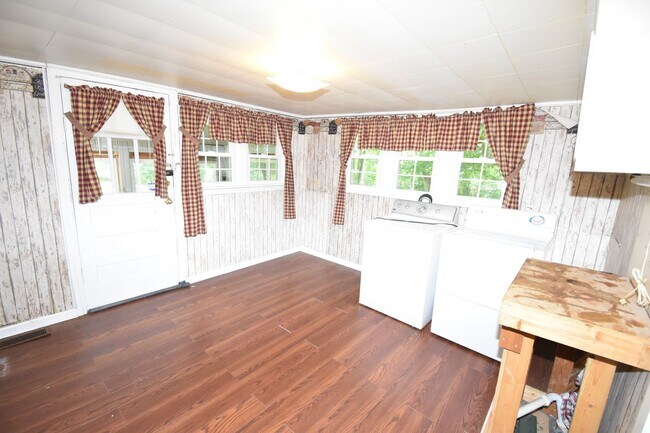 Building Photo - 2 Bedroom Home For Rent in The County!