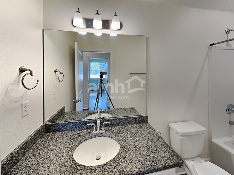 Building Photo - 3084 Creek Village Ln